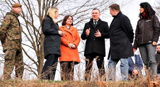 Konferencja ministra Kierwińskiego dot. budowy zbiornika retencyjnego na terenie byłej wsi Pilce