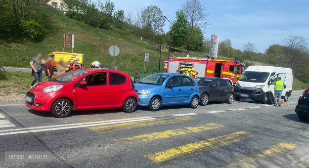 Zderzenie czterech pojazdów na krajowej ósemce w Bardzie. Są utrudnienia w ruchu