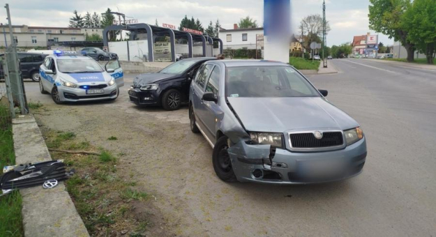 Kolizja skody i volkswagena na skrzyżowaniu krajowej ósemki z ul. Legnicką