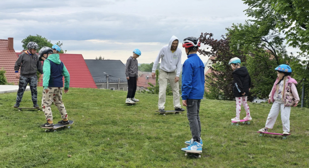 Ruszyły zajęcia deskorolkowe na złotostockim skate parku