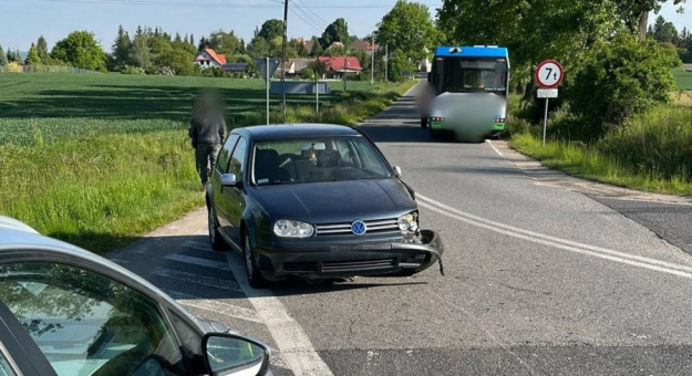 Kolizja autobusu i pojazdu osobowego na krajowej ósemce
