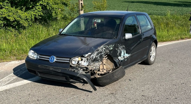 Volkswagen golf biorący udział w kolizji z autobusem