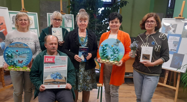 Dzień Niezapominajki w Dyskusyjnym Klubie Książki
