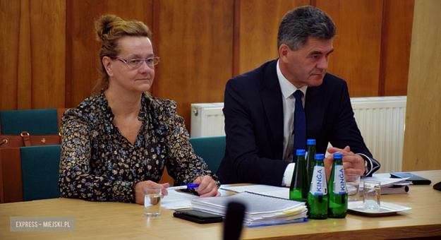 Skarbnik Bogumiła Mazur oraz starosta Roman Fester podczas wczorajszej sesji rady powiatu