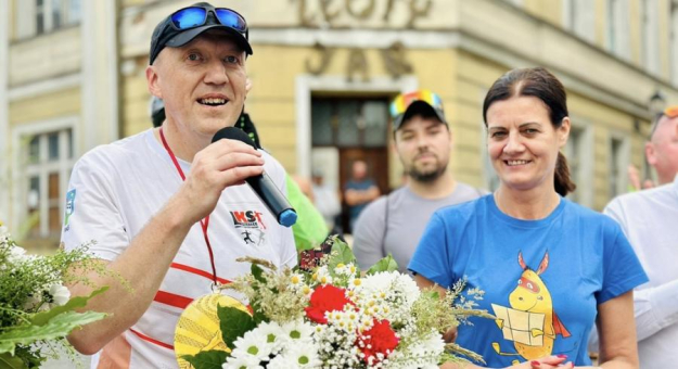 Zakład przegrany, słowo dotrzymane – burmistrz Ziębic pobiegł do Złotego Stoku