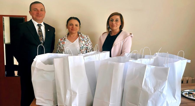 Paczki dla 35 rodzin z okazji Dnia Dziecka przygotował kamieniecki OPS przy współpracy z urzędnikami