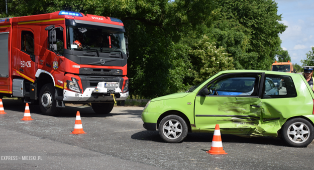 Zderzenie fiata i volkswagena na skrzyżowaniu ul. Cukrowniczej i Ziębickiej