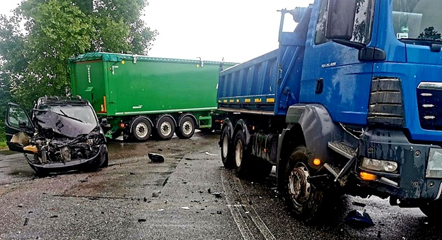Czołowe zderzenie osobówki z pojazdem ciężarowym w Kamieńcu Ząbkowickim