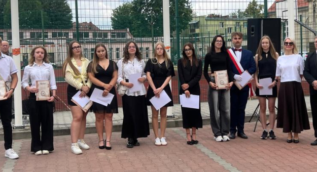 Najlepsi uczniowie ze szkół ponadpodstawowych nagrodzeni przez Zarząd Powiatu Ząbkowickiego