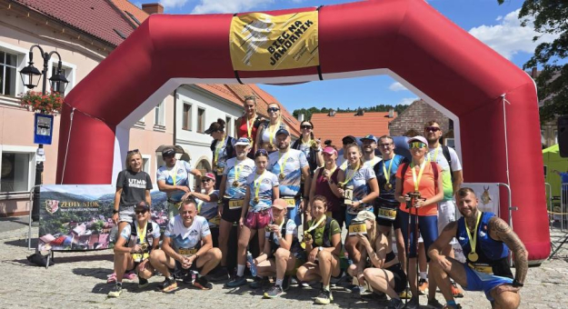 Na najlepszych biegaczy czekały sztabki złota. XIV Bieg na Jawornik za namii