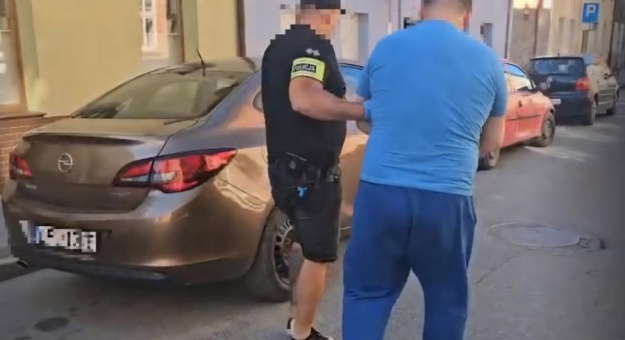 Miał w mieszkaniu niemal 2,5 kg amfetaminy. 52-latek trafił do aresztu