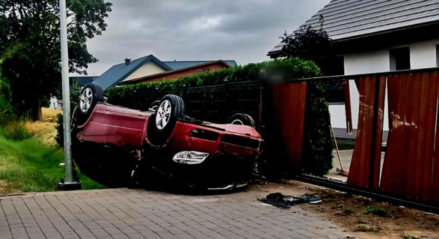 Skoda dachowała po uderzeniu w bramę – kierująca najprawdopodobniej zasnęła