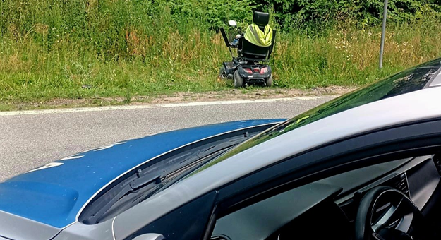 84-latek jadący elektrycznym wózkiem inwalidzkim został przetransportowany do szpitala