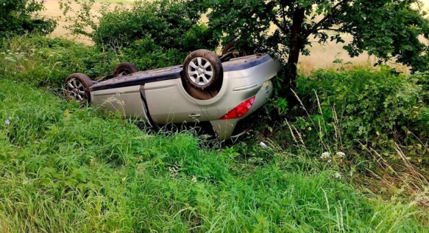 Samochód osobowy wypadł z drogi