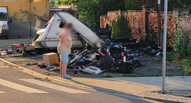 Pożar przyczepy kempingowej na ul. Partyzantów. Jedna osoba w szpitalu