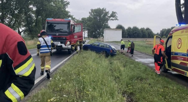Skoda wypadła z drogi na wysokości Olbrachcic Wielkich