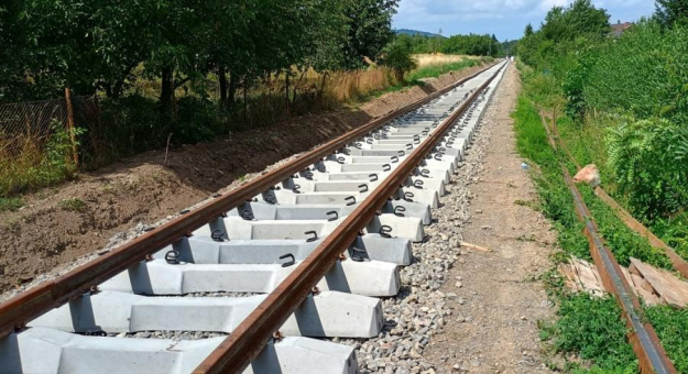 Na odcinku w Bielawie prace torowe dotarły już do ulicy Majowej, gdzie układany jest nowy tor