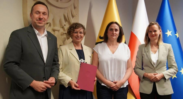 Blisko 2,8 mln zł na odbudowę stawu i rowów melioracyjnych w Przedborowej. Wójt odebrała promesę