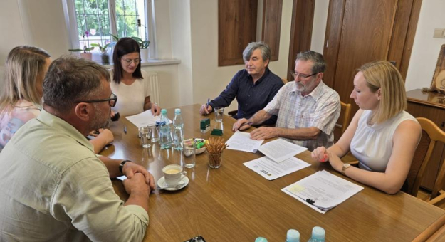 Podpisano umowę na zakończenie prac przy wiacie biesiadnej w Błotnicy