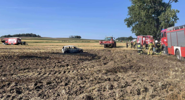 Pożar auta i ścierniska w Przedborowej