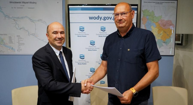 Stanisław Longawa – dyrektor RZGW we Wrocławiu i Ireneusz Machynia - przedstawiciel Kopalni Surowców Mineralnych Byczeń 