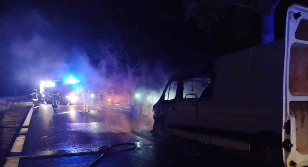 Zderzenie dwóch pojazdów osobowych na krajowej ósemce. Renault stanęło w płomieniach [foto]