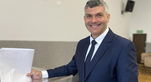 Jeżeli ktoś wchodzi do rady, czy to miejskiej, czy powiatowej i zamiast myśleć o mieszkańcach, o rozwoju, o poprawie jakości życia, myśli wyłącznie o sprawach personalnych, to nie powinien być w służbie publicznej - mówi Marcin Orzeszek, szef struktur Koalicji Obywatelskiej w powiecie ząbkowickim