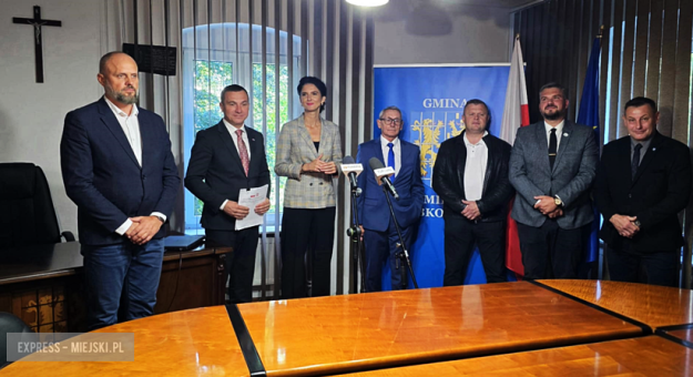 Podpisano umowy na modernizację kompleksu sportowego i ul. Nauczycielskiej w Kamieńcu Ząbkowickim