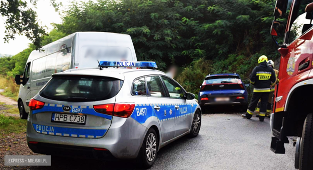 Wpadł w poślizg i uderzył w wiadukt kolejowy. Jedna osoba w szpitalu