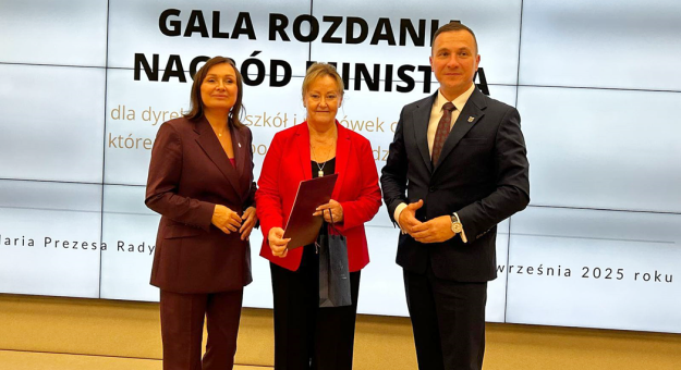 Dyrektorki z Barda i Kamieńca Ząbkowickiego z nagrodami Ministerstwa Edukacji Narodowej