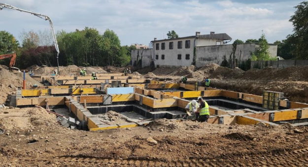 Wielorodzinny budynek z mieszkaniami na wynajem w Złotym Stoku powstaje przy ul. Sportowej. Za realizację inwestycji odpowiada Przedsiębiorstwo Inżynieryjne ERA S.A. z Wrocławia. Budowa obiektu będzie kosztowała 11,3 mln zł, a jej zakończenie planowane jest najpóźniej na II kwartał 2027 roku