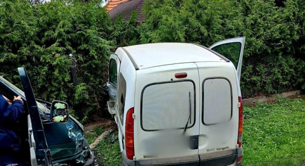 Zderzenie volkswagena i renault w Niedźwiedniku