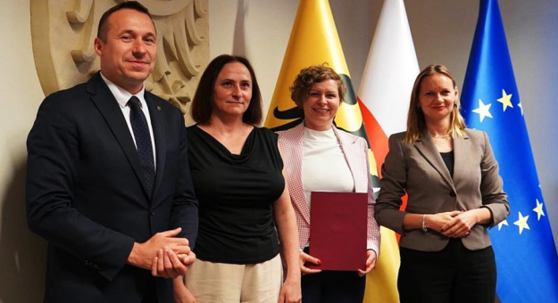 Promesę na realizację obu zadań z rąk marszałka Pawła Gancarza odebrała wójt Katarzyna Ruszkowska