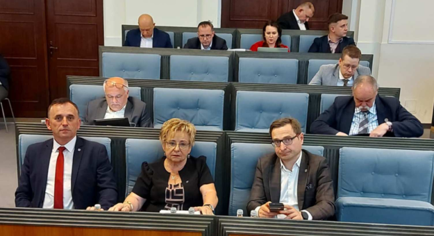 Rozłam w dolnośląskim klubie Prawa i Sprawiedliwości. Siedmiu radnych wykluczonych