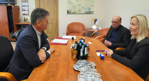 Starosta Ząbkowicki Roman Fester i Wicestarosta Justyna Giryn, w imieniu Zarządu Powiatu Ząbkowickiego, podpisali umowę z wykonawcą