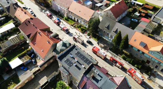 Pożar na poddaszu budynku wielorodzinnego w Henrykowie