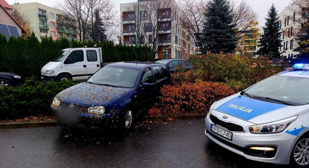 Chciał uciec przed policją, był po spożyciu alkoholu. Jazdę zakończył na zaparkowanym oplu