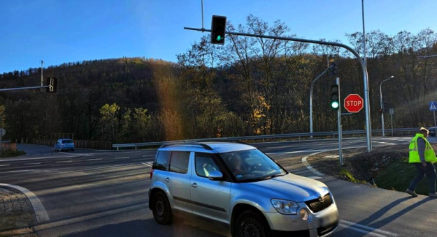 Skrzyżowanie krajowej ósemki z ul. Fabryczną i Główną w Bardzie już z działającą sygnalizacją