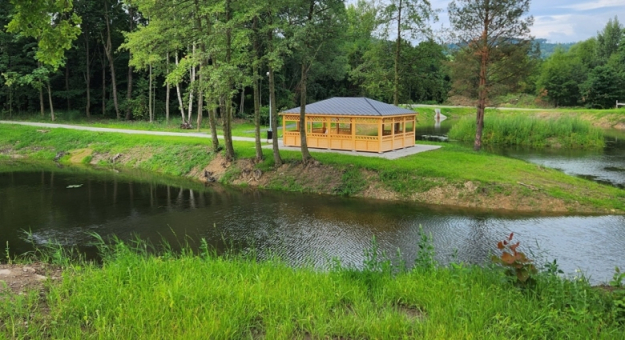 Dawna cegielnia zyskała drugie życie – zbiornik retencyjny stał się nowym sercem tego miejsca