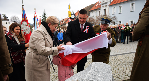 „To nasz wspólny hołd dla bohaterów”. W Bardzie odsłonięto pomnik Poległym za Ojczyznę [foto]