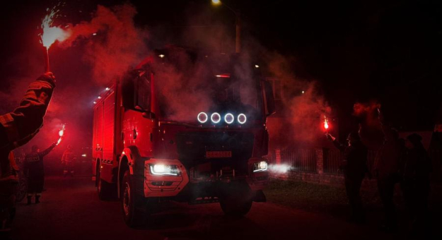 Strażacy-ochotnicy z Ożar mają już nowy samochód ratowniczo-gaśniczy