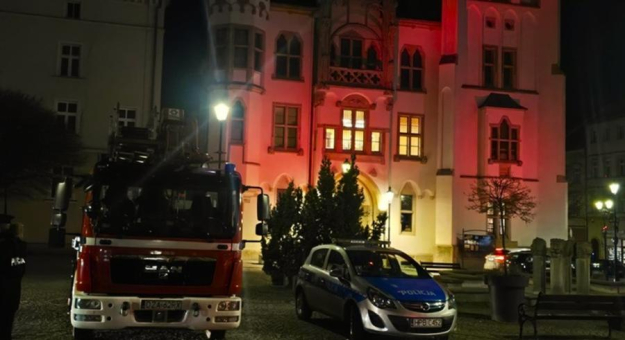 Ratusz w Ząbkowicach Śląskich został podświetlony na czerwono w ramach kampanii „Dzieciństwo bez Przemocy”