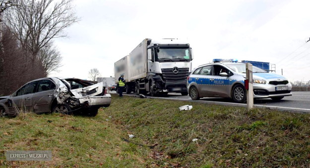 Zderzenie samochodu ciężarowego z osobówką na krajowej ósemce