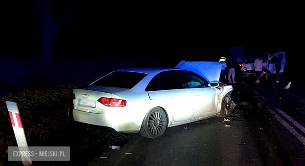 Czołowe zderzenie pojazdów na wysokości Kluczowej. Droga całkowicie zablokowana