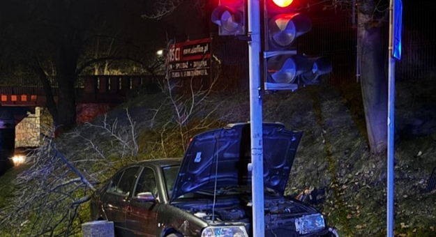 Niebezpieczna jazda 21-latka po Ząbkowicach Śląskich. Uderzył w sygnalizator i inne auto. Posiadał narkotyki