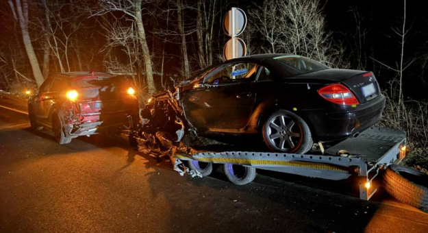 Zderzenie mitsubishi i cysterny na drodze krajowej 46 za Złotym Stokiem. Uszkodzony także...mercedes