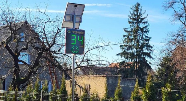 Montaż radarowych wyświetlaczy prędkości w powiecie ząbkowickim