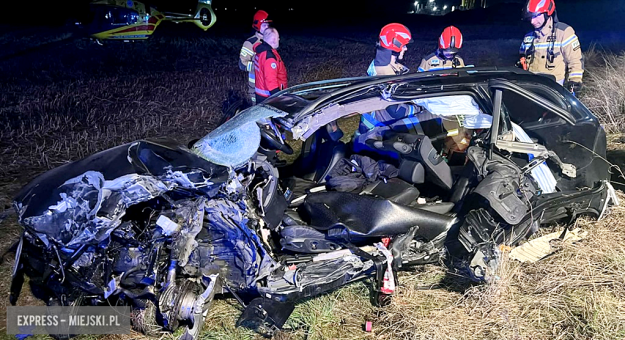 Zderzenie samochodu osobowego z ciężarowym na drodze krajowej nr 8. Droga zablokowana