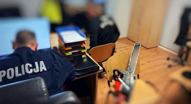 Pijany 40-latek groził funkcjonariuszom piłą spalinową podczas interwencji domowej