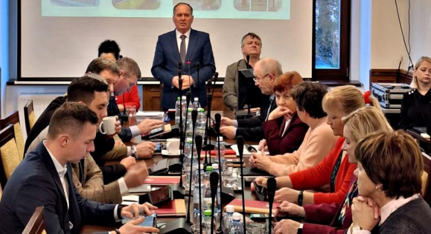 Uchwała budżetowa została przyjęta przez radnych jednogłośnie. Gmina będzie realizowała szereg inwestycji, a wydatki majątkowe w uchwale budżetowej oscylują na kwotę niemal 100 mln zł